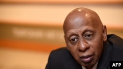 El opositor cubano Guillermo Fariñas habla a la prensa antes una reunión de la Comisión de Derechos Humanos del Parlamento Europeo, en Bruselas, el 12 de octubre del 2016.