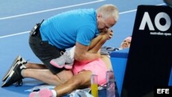 El tenista español Rafael Nadal recibe asistencia médica.