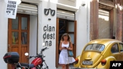 Una mujer camina frente a Clandestina, una tienda privada en La Habana. (Archivo/Yamil Lage/ AFP)