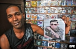 Un vendedor de discos por cuenta propia muestra un CD del cantante cubano Osmani García.