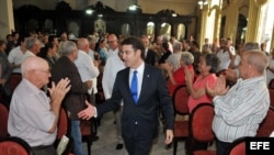 El presidente del gobierno autónomo de Galicia Alberto Núñez Feijóo (c) con descendientes de gallegos residentes en Cuba. Foto del 5 de diciembre del 2013.