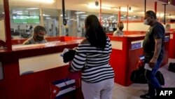 Un chequeo de inmigración en el Aeropuerto de La Habana. YAMIL LAGE / AFP