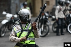 Agentes de la Guardia Nacional Bolivariana bloquean el paso de una marcha opositora hoy, jueves 20 de abril de 2017, en Caracas (Venezuela).