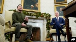 Los presidentes Volodymyr Zelenskyy y Joe Biden en la Casa Blanca el 21 de diciembre de 2022. (AP Photo/Patrick Semansky).