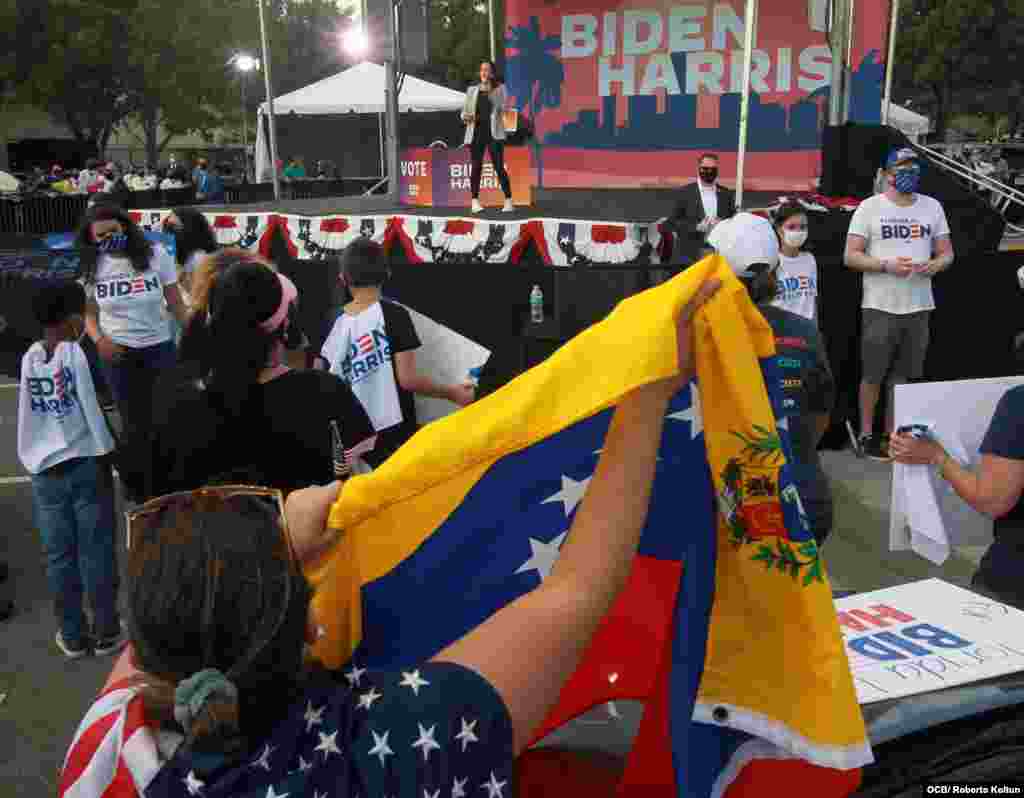 Acto de campa&#241;a en FIU con la senadora Kamala Harris 