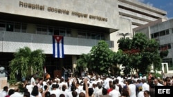 ARCHIVO. Cubanos congregados en el Hospital Miguel Enríquez, del Municipio 10 de Octubre en La Habana.