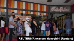 Una cola para comprar alimentos en La Habana. (REUTERS/Alexandre Meneghini).