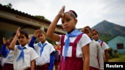 FOTO ARCHIVO. Estudiantes de una escuela rural en Santo Domingo en Villa Clara. REUTERS/Alexandre Meneghini