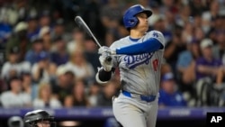 Shohei Ohtani (17), de los Dodgers de Los Ángeles, en la séptima entrada de un partido de béisbol, el 28 de septiembre de 2024 en Denver. (Foto AP/David Zalubowski)