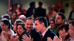 El presidente del Gobierno español, Pedro Sánchez, conversa con el ahora ministro de Transporte, José Luis Ábalos, en Madrid, en octubre del 2019.