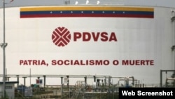 Un cartel en una de las plantas de PDVSA. 