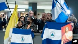 Familiares de algunos de los 222 presos políticos nicaragüenses que fueron liberados son recibidos en el aeropuerto internacional Washington Dulles, en Virginia, Estados Unidos. (AP Foto/José Luis Magana).