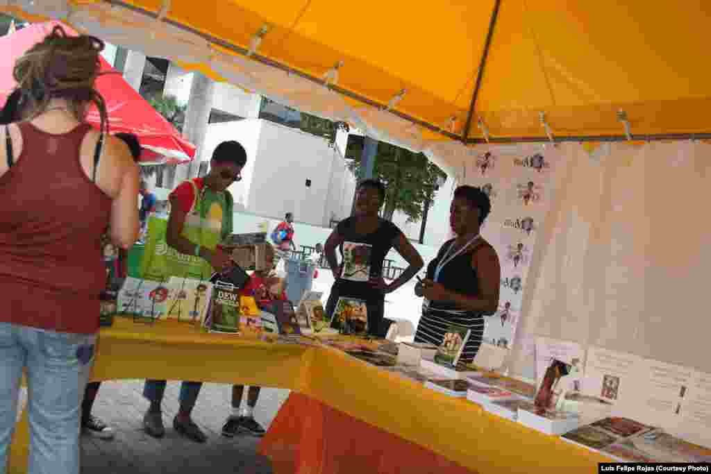 Autoras de Jamaica, en el stand de su país en la Feria Internacional del Libro de Miami, 2015.