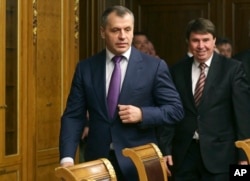 FOTO ARCHIVO, El portavoz del Parlamento Ruso de Crimea, Vladimir Konstantinov entra al Parlamento Ruso en Moscú el 7 de marzo de 2014. (AP Photo/Alexander Shalgin, File)