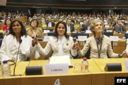 (i-d) Belkis Cantillo Ramírez, Laura Labrada, y Elena Larrinaga en la entrega del Premio Sajárov a la Libertad.