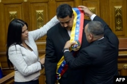 María Gabriela Chávez, junto a Diosdado Cabello y Nicolás Maduro.