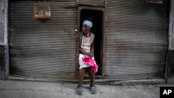 Una anciana vende bolsas de plástico en una calle de La Habana.