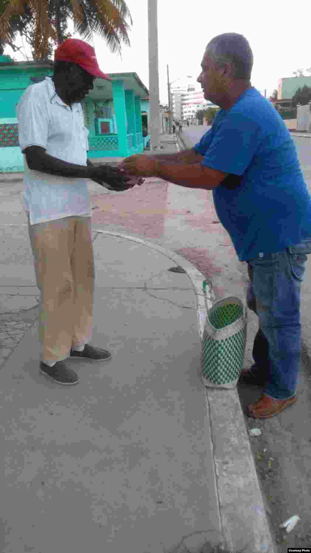 &nbsp;Colaboradores del Proyecto Capitán Tondique en la calles ofreciendo alimentos a los necesitados