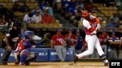 El jardinero cubano José Adolis García en acción durante la Serie del Caribe 2016 en Santo Domingo.