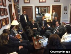 El congresista Mario Diaz-Balart charla en privado con los activistas cubanos.