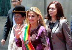 La presidenta interina de Bolivia Jeanine Añez (al centro) en una ceremonia en La Paz (Foto: Archivo).