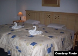 Habitación del Hotel Havana Riviera. ¿La cámara estará en el pico del cisne? Foto: Tripadvisor.