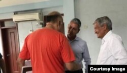 Lalo Gala (izquierda) recibe la vista de Armando Valladares (derecha) y Marcel Feraud (centro).