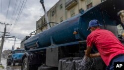 Un camión cisterna en La Habana, Cuba, el 24 de septiembre de 2024. (Foto AP/Ramon Espinosa)