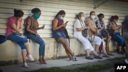 Distancia social para conseguir alimentos en Cuba (Adalberto Roque / AFP).