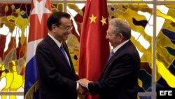 Raúl Castro y el primer ministro de China, Li Keqiang (i), participan en una ceremonia de firma de acuerdos.