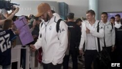 Los jugadores del Real Madrid Karim Benzema (i), Toni Kroos (c) y Keylor Navas, a su llegada hoy al Aeropuerto de Vigo.