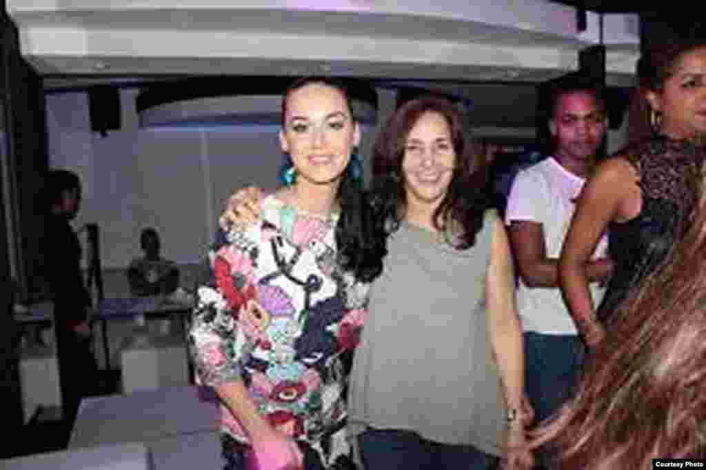 La cantante estadounidense Katy Perry y la directora del CENESEX, Mariela Castro.