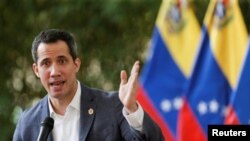 El líder de la oposición venezolana, Juan Guaidó, se dirige a los medios de comunicación en Caracas, Venezuela, el 9 de abril de 2021.