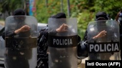 Presencia policial en Nicaragua, frente al hogar de Cristiana Chamorro.