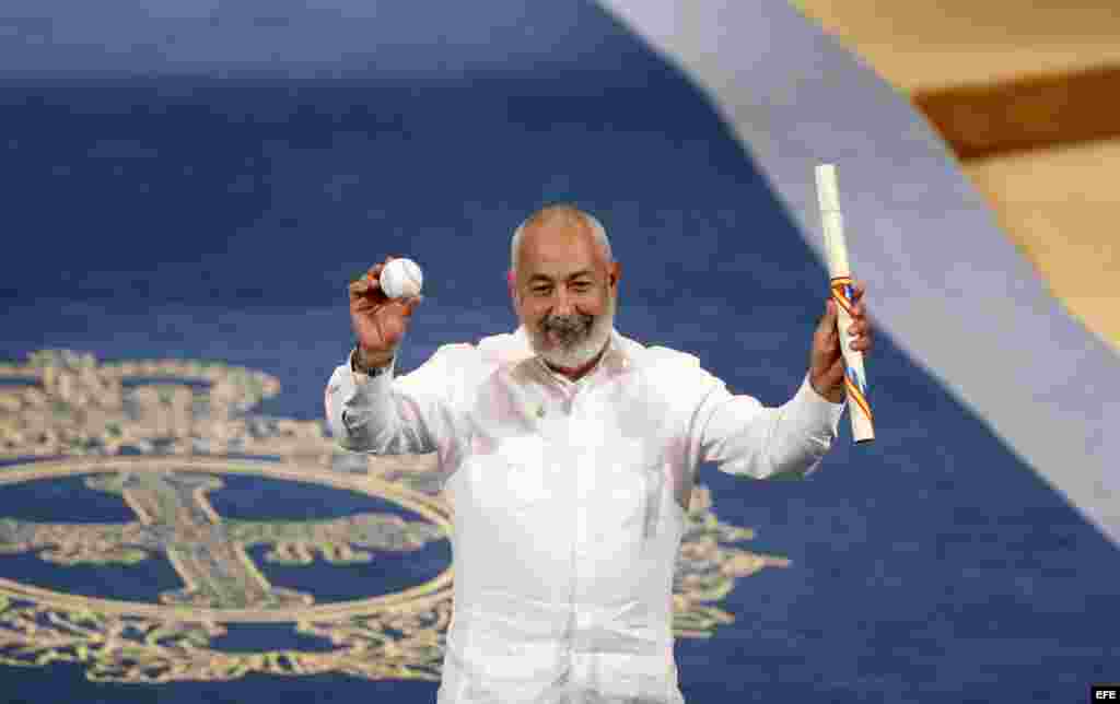 El escritor cubano Leonardo Padura, tras recibir de manos del rey Felipe VI, el Premio Princesa de Asturias de las Letras, durante la ceremonia de entrega de estos galardones, celebrada esta tarde en el Teatro Campoamor de Oviedo.