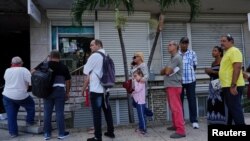 Cubanos en una cola para comprar divisas en La Habana el 1 de agosto de 2023. REUTERS/Alexandre Meneghini