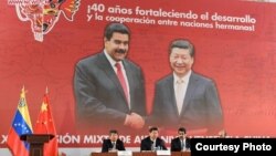 Los presidentes de Venezuela y China, Nicolás Maduro y Xi Jinping, presiden la clausura de una reunión de la Comisión Conjunta de Alto Nivel en Caracas en julio del 2014 