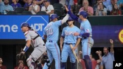 Ezequiel Durán (20) y Brad Miller, derecha, de los Rangers de Texas, celebran anotación con doble de Leody Taveras en juego contra los Dodgers de Los Ángeles, este domingo 23 de julio de 2023, en Arlington, Texas. (AP Foto/Sam Hodde)