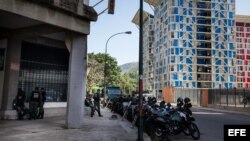 Efectivos de la Guardia Nacional Bolivariana (GNB) aguardan en una calle durante un operativo el lunes 27 de julio de 2015. Archivo/EFE.