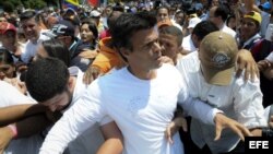 El dirigente opositor venezolano Leopoldo López antes de entregarse a miembros de la Guardia Nacional