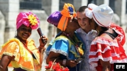 Un turista se toma fotos con mujeres cubanas.