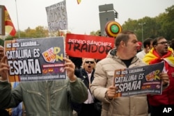 Protesta contra la investidura del presidente del Gobierno español en funciones, Pedro Sánchez, tras ser elegido para formar un nuevo gobierno en el Parlamento español en Madrid, España, 16 de noviembre de 2023. (AP Photo/Andrea Comas)