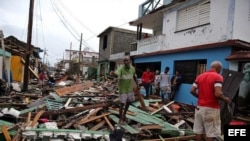 Cubanos se recuperan hoy, miércoles 5 de octubre de 2016, de los destrozos y estragos causados por el paso del huracán Matthew en Baracoa, provincia de Guantánamo (Cuba).