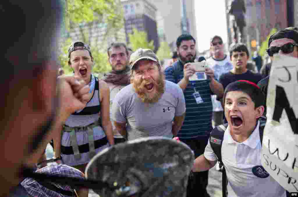 Manifestantes protestan contra el aspirante a la Casa Blanca Donald Trump durante el segundo día de la Convención Nacional Republicana.