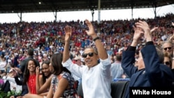 Barack Obama y Raúl Castro en el Estadio Latinoamericano, en La Habana, Cuba.