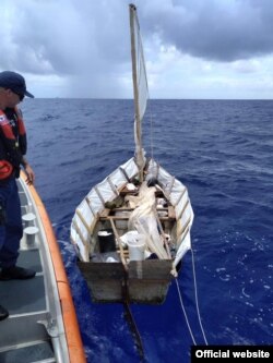 Los cinco cubanos fueron interceptados y deportados a la isla. (Foto: Guardia Costera)