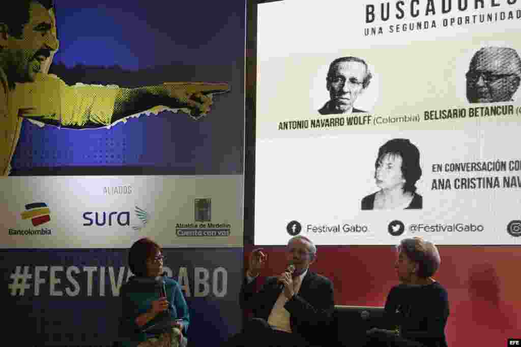 El senador colombiano Antonio Navarro Wolff (c) y la periodista y viuda del director del Diario El Espectador, Guillermo Cano Isaza, Ana María Busquets (d) participan hoy, viernes 30 de septiembre de 2016, en el conversatorio "Buscadores de paz, una segun