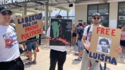 Celebran cumpleaños de Luis Manuel Otero y Luis Robles frente a consulado cubano en Madrid