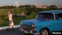 Rafael Viguera, de 55 años, lleva algunas provisiones a su vivienda en La Habana, en esta foto tomada el 18 de agosto (Alexandre Meneghini/Reuters).