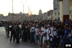 Miles de personas asisten hoy, miércoles 30 de noviembre de 2016, al paso de las cenizas del fallecido líder cubano Fidel Castro en La Habana (Cuba).